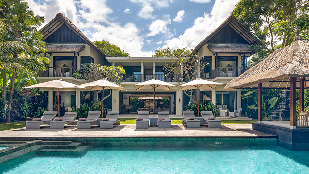 Seseh Beach Villa II - Villa facade and pool